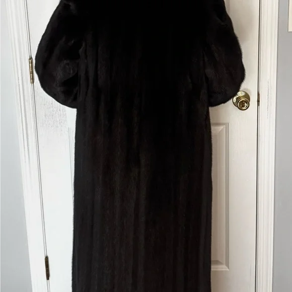 Full Length Mink Coat, “Like New” Only Worn a few Times from Macy’s Fur Vault - Picture 4 of 14